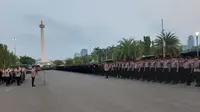 Ratusan aparat gabungan TNI-Polri apel pengamanan jelang Reuni 212 di Monas, Jakarta Pusat. (Yopi Makdori/Liputan6.com)