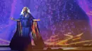 Carrie Underwood saat tampil di panggung CMA Awards 2018 di Bridgestone Arena, Nashville, Tennessee, AS, Rabu (14/11). Brad Paisley membocorkan bahwa jenis kelamin bayi yang dikandung Carrie adalah laki-laki. (Photo by Charles Sykes/Invision/AP)