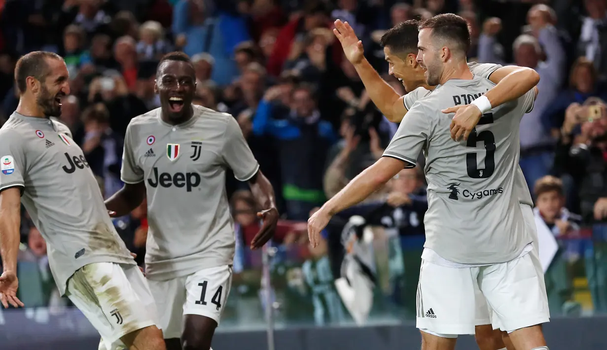 Penyerang Juventus, Cristiano Ronaldo merayakan golnya bersama rekan-rekannya saat bertanding melawan Udinese pada lanjutan Liga Serie A Italia di Stadion Dacia Arena (6/10). Juventus menang 2-0 atas Udinese. (AP Photo/Antonio Calanni)