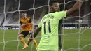 Penjaga gawang Wolverhampton Wanderers Rui Patricio menyaksikan bola masuk ke gawang setelah pemain Manchester City Gabriel Jesus mencetak gol pada pertandingan Liga Premier Inggris di Stadion Molineux, Wolverhampton, Inggris, Senin (21/9/2020). The Citizens menang 3-1. (Marc Atkins/Pool via AP)
