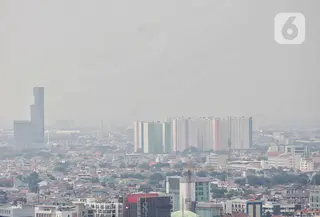 Di sisi lain, Pemerintah Provinsi (Pemprov) Daerah Khusus Jakarta terus berupaya melakukan pengendalian polusi udara, termasuk melalui perluasan kawasan ganjil-genap dan inspeksi terhadap cerobong industri. (Liputan6.com/Angga Yuniar)