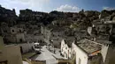 Wisatawan menuruni anak tangga saat berjalan di Kota Matera, Italia, 19 Oktober 2018. Pada 17 Oktober 2014, Matera dinyatakan sebagai wakil Italia dalam Ibu Kota Budaya Eropa 2019 bersama Kota Plovdiv di Bulgaria. (Filippo MONTEFORTE/AFP)