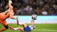Kiper Inter Milan, Andre Onana berusaha menghalau bola saat laga leg kedua perempat final Liga Champions 2022/2023 melawan FC Porto di Dragao Stadium, Porto, 14 Maret 2023. (AFP/Patricia De Melo Moreira)