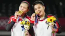 Greysia Polii/Apriyani Rahayu - Ganda putri Merah Putih ini mampu memperpanjang tradisi emas bulu tangkis Indonesia di olimpiade. Dia berhasil mengalahkan unggulan ke-2 dari China, Chen Qing-chen/Jia Yi-fan, dengan skor 21-19, 21-15. (Foto/AP/Dita Alangkara)