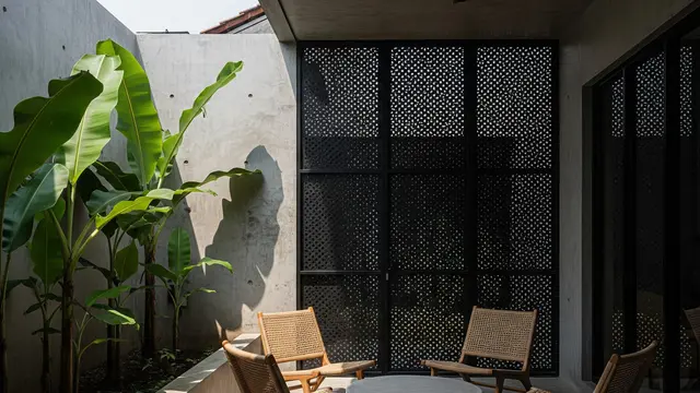 Teras Industrial Elegan dengan Pagar Perforated Metal