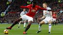Gelandang Manchester United, Paul Pogba berusaha mengontrol bola dari hadangan gelandang Sunderland, Sebastian Larsson pada pertandingan Liga Inggris di Old Trafford, (26/12).MU menang atas Sunderland dengan skror 3-1. (Reuters/Lee Smith)