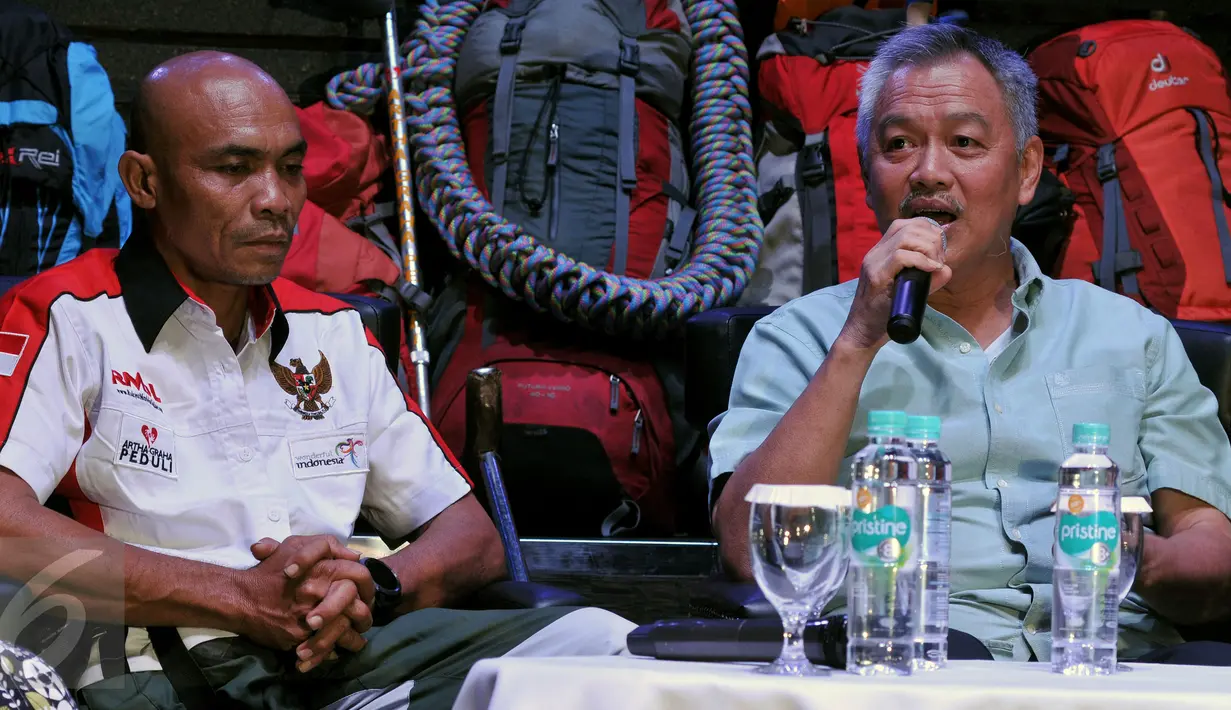Pendaki gunung Sabar Gorky dan Pendiri Yayasan Artha Graha Peduli Tomy Winata saat konpers, Jakarta, (18/2). Gunung yang telah didaki Sabar yakni Gunung Kilimanjaro Tanzania, Gunung Elbrus Rusia dan Puncak Cartensz Papua. (Liputan6.com/JohanTallo)