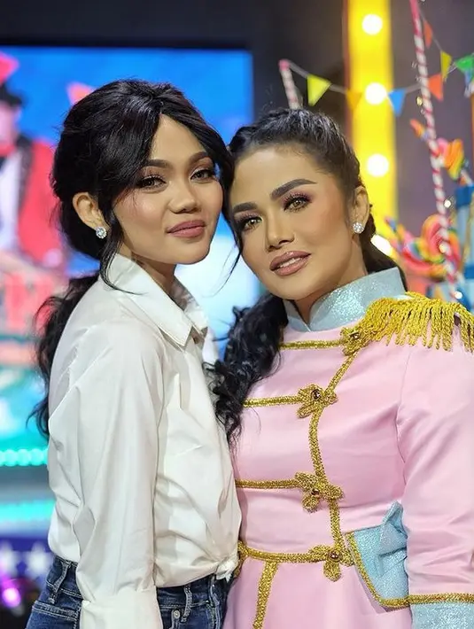 <p>Tampil bersama Krisdayanti, Rina Nose merasakan nostalgia saat masa-masa SMA. [Foto: instagram.com/rinanose16]</p>