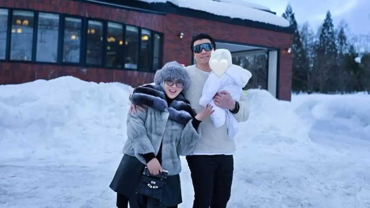 Potret Seru Syahrini Ajak Princess R Pertama Kali Main Salju (credit: instagram/princessyahrini)