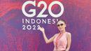 Selain Maudy Ayunda, Yuni Shara juga menjadi salah satu seleb Tanah Air yang diundang untuk mengisi acara Gala Dinner di KTT G20. Sebelum perform, ia tampil mengenakan vest dan loose pants warna pink. @yunishara36.