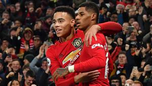 Striker Manchester United, Mason Greenwood, bersama Marcus Rashford merayakan gol ke gawang Newcastle pada laga Premier League di Stadion Old Trafford, Manchester, Rabu (26/12). MU menang 4-1 atas Newcastle. (AFP/Paul Ellis)