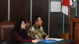 Pegawai kontrak Dewan Pengawas BPJS Ketenagakerjaan yang menjadi korban dugaan pelecehan seksual, RA, menghadiri sidang gugatan perdata di PN Jakarta Selatan, Rabu (13/3). Nilai gugatan imateriel dalam kasus ini Rp1 triliun. (Liputan6.com/Herman Zakharia)