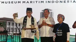 Dirut IPC Evlyn G Masassya (kiri) bersama Komisaris Utama IPC Tumpak Pangabean (tengah) menerima artefak dari Masyarakat Pecinta Kebudayaan Budiati saat soft launching Museum Maritim Indonesia di Jakarta, Jumat (7/12). (Lipiutan6.com/JohanTallo)