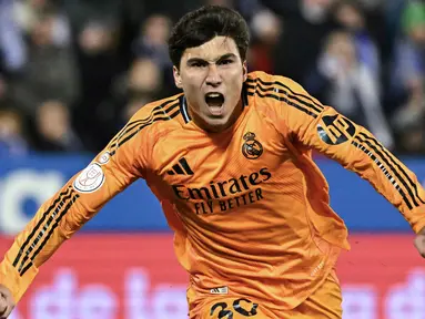 Pemain Real Madrid, Gonzalo Gracia melakukan selebrasi setelah mencetak gol kemenangan timnya atas Leganes dalam laga perempat final Copa del Rey di Butarque Municipal Stadium, Leganes, Spanyol, Kamis (06/02/2025) WIB. (AFP/Javier Soriano)