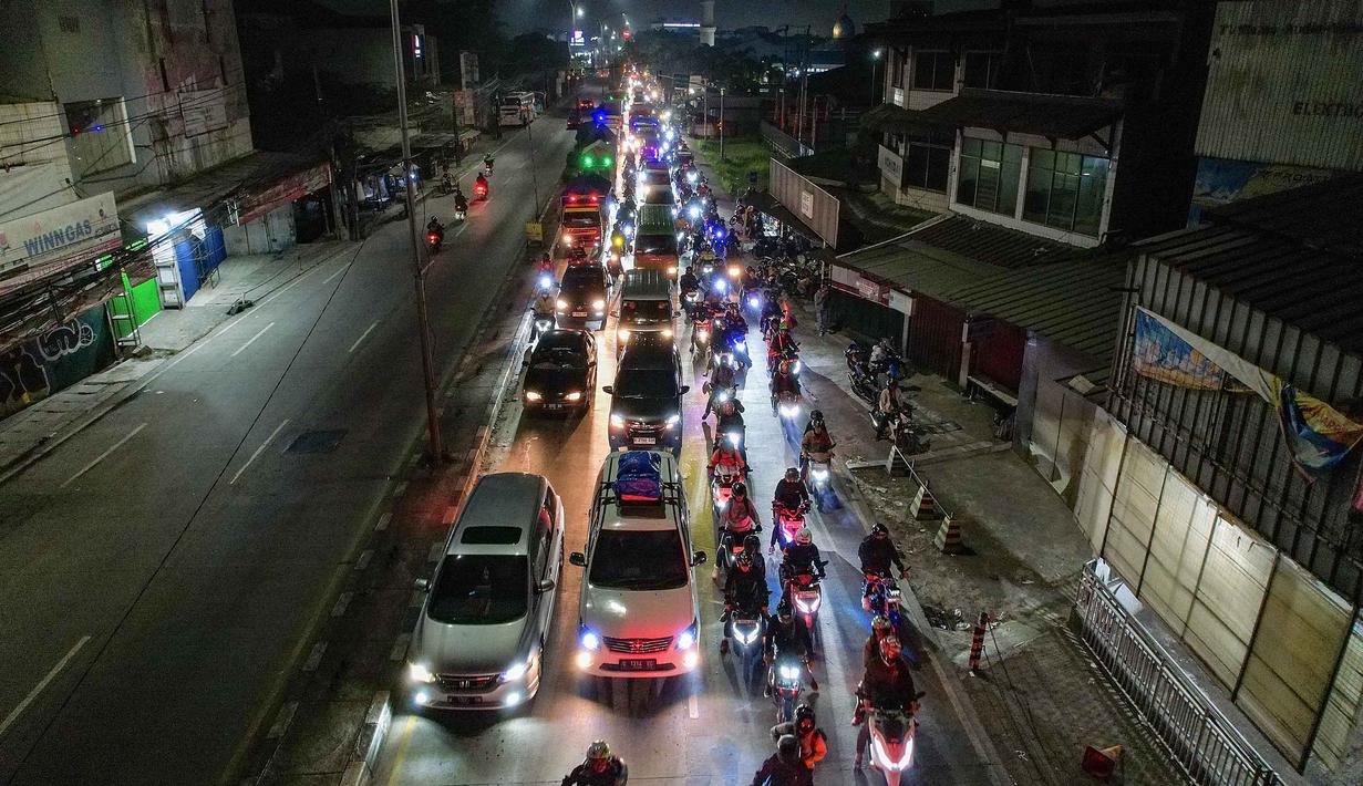 Pengendara kendaraan bermotor melintas di Jalan Raya Cikarang, Bekasi, Jawa Barat, Rabu (18/3/2026). Peningkatan arus kendaraan mulai terlihat di jalur arteri wilayah Kabupaten Bekasi pada mudik Idul Fitri 2026.