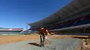 Seorang suporter Cerro Porteno saat membantu menyelesaikan pembangunan stadion baru di Asuncion, Paraguay (22/6). Cintanya dengan tim ini, puluhan suporter ini membantu menyelesaikan pembangunan stadion tersebut. (AFP Photo/Norberto Duarte)