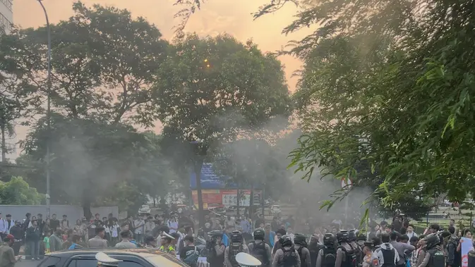 Demo Mahasiswa Depan Kampus UKI, Lalu Lintas Cawang Tersendat