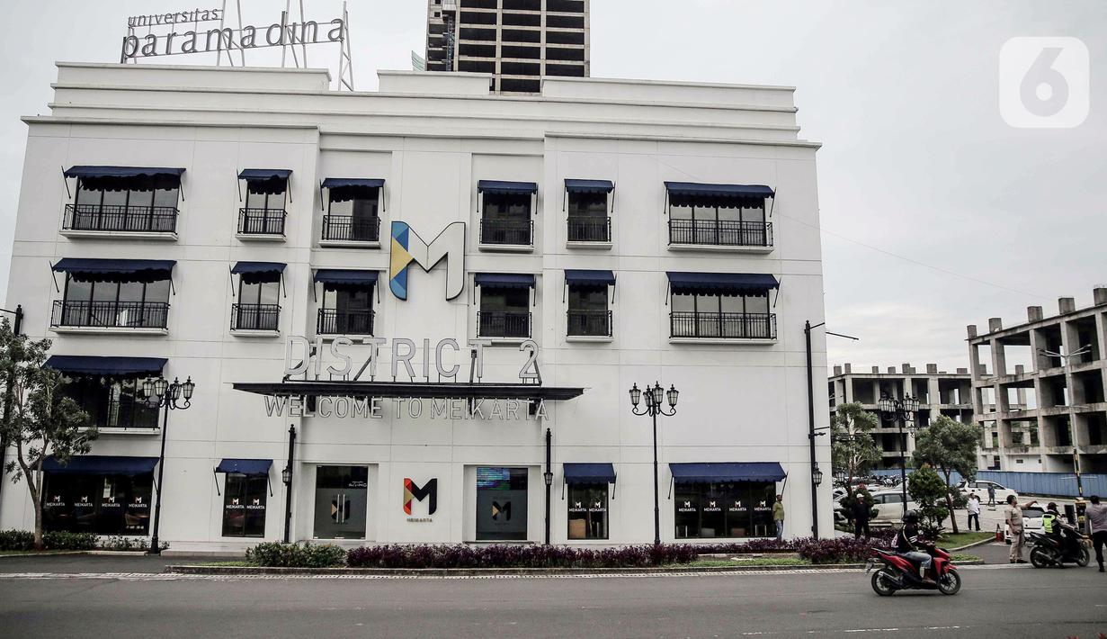 Pengendara sepeda motor melintas di depan Universitas Paramadina, District 2 Meikarta, Cikarang, Kabupaten Bekasi, Jawa Barat, Selasa (14/2/2023). Sampai akhir tahun 2022, Meikarta telah menyalurkan 4.200 unit apartemen. (Liputan6.com/Faizal Fanani)