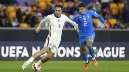 Gelandang Inggris, Jack Grealish membawa bola dari kawalan pemain Italia, Giovanni Di Lorenzo dari Italia selama pertandingan grup A3 UEFA Nations League di Stadion Molineux di Wolverhampton, Inggris, Minggu (12/6/2022). Inggris bermain imbang dengan Italia 0-0. (AP Photo/Jon Super)