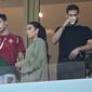 Georgina Rodriguez  menghadiri pertandingan babak 16 besar Piala Dunia Qatar 2022 antara Portugal dan Swiss di Stadion Lusail di Lusail, utara Doha (6/12/2022). Di laga ini, kekasihnya Ronaldo hanya bermain selama 17 menit. Dia tidak mencetak gol maupun assist. (AFP/Patricia De Melo Moreira)