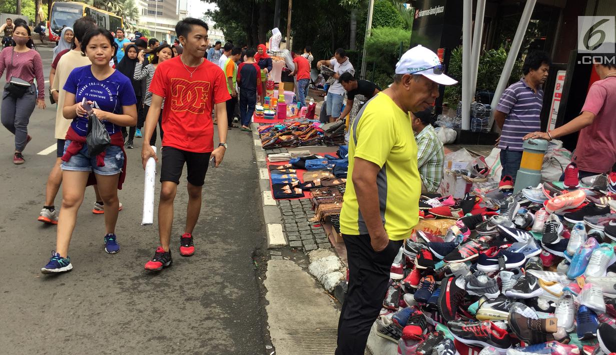 Penampakan pedagang kali lima (PKL) yang menggelar lapak dagangannya saat pelaksanaan car free day (CFD) di Jakarta, Minggu (11/2). Acara mingguan warga Jakarta tersebut dimanfaatkan para PKL untuk berjualan. (Liputan6.com/Immanuel Antonius)