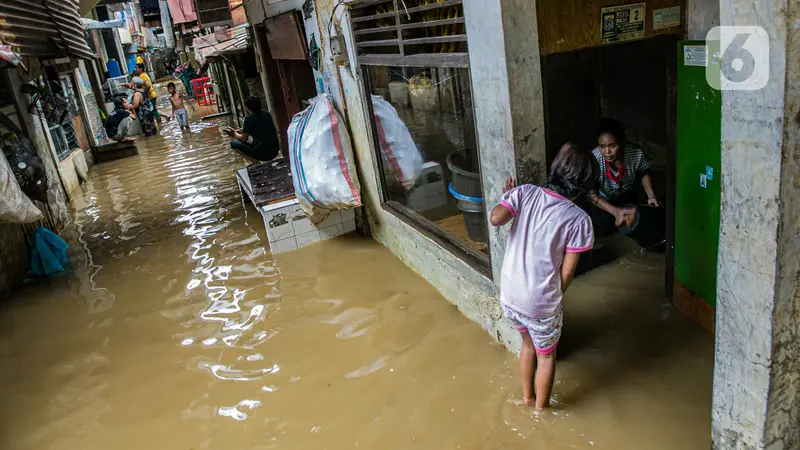FOTO: Bersih-Bersih Sisa Banjir Kampung Melayu
