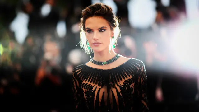Pesona Model Cantik Alessandra Ambrosio di Festival Cannes