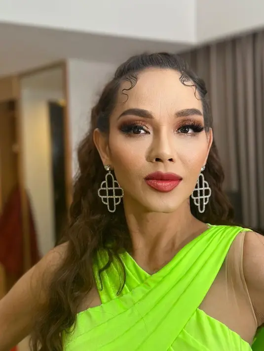 Penampilan berbeda lainnya dari Bunda Corla terlihat di foto ini. Tampil fresh dan awet muda, Bunda Corla mengenakan outfit berwarna hijau neon dengan riasan wajah bold, lengkap dengan tatanan rambut, dan aksesori berupa anting yang besar. Foto: Instagram.