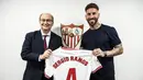 Presiden Klub Sevilla, Jose Castro Carmona (kiri) berpose dengan Sergio Ramos setelah resmi menjadi pemain Sevilla pada Selasa (05/09/2023) WIB. Ramos bergabung sebagai pemain bebas transfer setelah kontraknya di PSG tak diperpanjang. (Twitter/@SevillaFC)