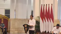 Presiden Jokowi memimpin sidang kabinet di Istana Kepresidenan, Jakarta, Selasa (9/1/2024). Di depan para menterinya, Jokowi mengingatkan bahwa program bantuan sosial (bansos) harus diteruskan. (Liputan6.com/Lizsa Egeham)