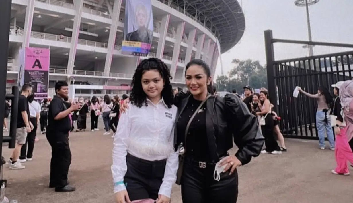 Krisdayanti tampil serba hitam yang datang bersama Amora mengenakan kemeja putih di konser Blackpink.  (@krisdayantilemos)