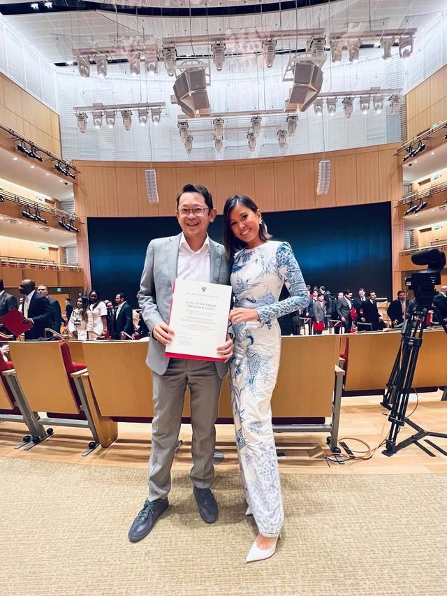 7 Potret Mesra Titi Radjo Padmaja dan Suami yang Jarang Tersorot