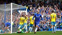 Gelandang Chelsea, Eden Hazard (kedua kanan) merayakan selebrasi usai mencetak gol ke gawang Crystal Palace saat Laga Liga Premier Inggris di Stamford Bridge, Minggu (3/5/2015). Chelsea menang 1-0 atas Crystal Palace. (Reuters/Carl Recine)