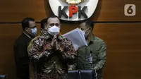 Ketua KPK, Firli Bahuri jelang rilis penetapan dan penahanan pemilik PT AMS, Kiagus Emil Fahmy Cornain di Gedung KPK, Jakarta, Kamis (20/5/2021). Kiagus Emil ditahan terkait dugaan korupsi pembayaran kegiatan fiktif agen PT Asuransi Jasa Indonesia tahun 2010-2014 (Liputan6.com/Helmi Fithriansyah)