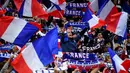 Suporter Prancis saat mencukung timnya melawan Bulgaria pada laga lanjutan Grup A Kualifikasi Piala Dunia 2018, di Stadion Stade de France, Sabtu (8/10/2016) dini hari WIB. (AFP/Franck Fife)
