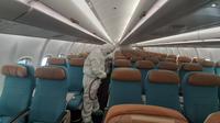 Petugas GMF AeroAsia menyemprot cairan desinfektan ke kabin pesawat. Hal ini dilakukan sebagai antisipasi penyebaran virus Corona di Indonesia. (Pramita Tristiawati/Liputan6.com)