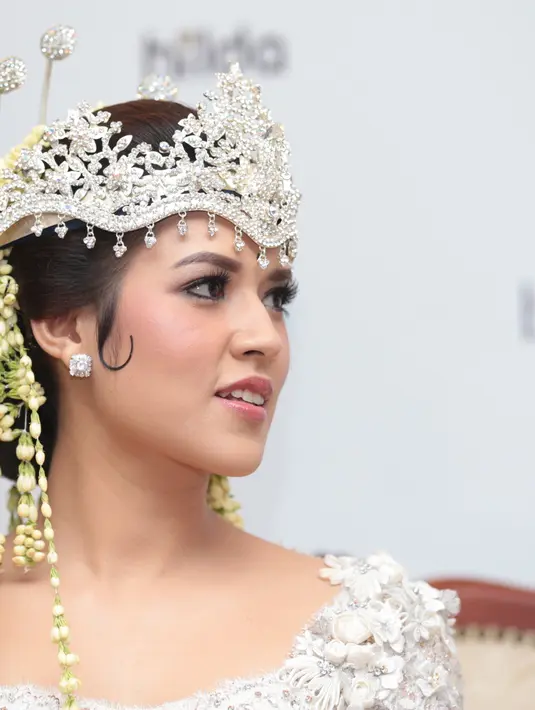 Selain itu, sejak awal Raisa merasa kalau Hamsih juga sudah mantap ingin meminangnya sebagai istri. Lantaran itu, Raisa pun juga mengatakan bahwa dirinya tak punya alasan untuk ragu menikah dengannya. (Adrian Putra/Bintang.com)