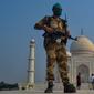 Tentara paramiliter berjaga saat Taj Mahal dibuka kembali di Agra, India pada Senin (21/9/2020). Taj Mahal kembali dibuka untuk umum dalam gerakan simbolis seperti biasa, bahkan ketika India tampaknya akan mengambil alih AS sebagai pemimpin global dalam infeksi virus Corona. (AP Photo/Pawan Sharma)