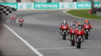 M. Kiandra Ramadhipa (Nomor motor 7) saat memimpin jalannya balapan Idemitsu Asia Talent Cup (IATC) 2024. (PT AHM)