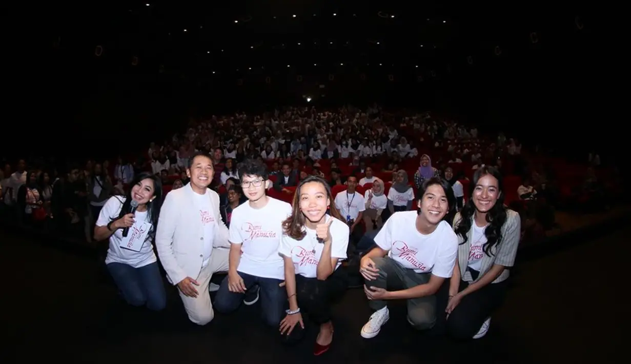 Sebelum meinggalkan tempat, Iqbaal dan Mawar sempat berfoto bersama. Banyak warganet yang tak sabar menanti pemutaran film ini. Film ini nantinya akan tayang pada 15 Agustus 2019 mendatang. (Liputan6.com/IG/falconpictures_/)