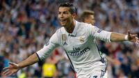 Selebrasi Cristiano Ronaldo usai menceploskan bola ke gawang Bayern Munchen saat  Perempat Final Liga Champions 2017 di Santiago Bernabeu, Spanyol, Rabu (19/4). Madrid kalahkan Munchen dengan skor 4-2 lewat perpanjangan waktu. (AP Photo)
