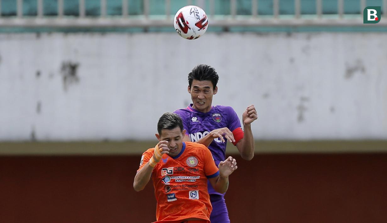 Pemain Persiraja Banda Aceh, Silvio Escobar Benitez (kiri), berebut bola dengan pemain Persita Tangerang, Syaeful Anwar, dalam pertandingan Babak Penyisihan Piala Menpora 2021 Grup D di Stadion Maguwoharjo, Sleman. Rabu (24/3/2021). (Foto: Bola.com/Arief Bagus)