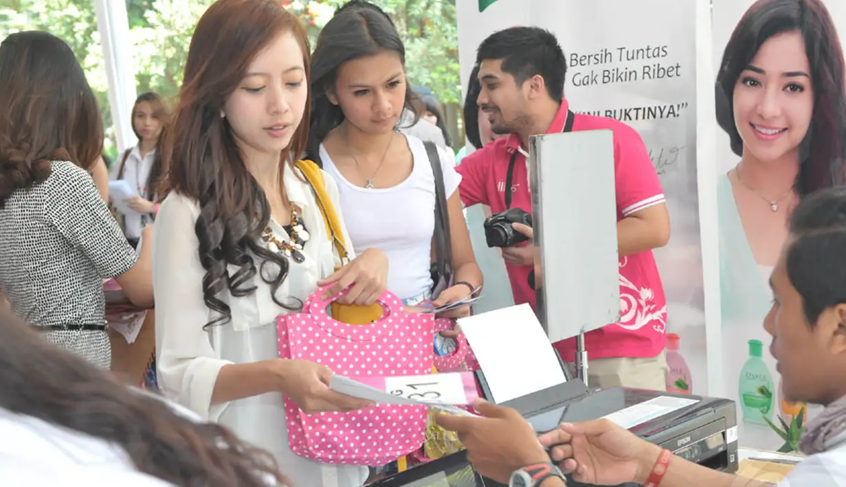 Puluhan wanita cantik Bandung berbondong-bondong memadati meja registrasi Miss Celebrity 2014, (27/9). (Liputan6.com/Panji Diksana)