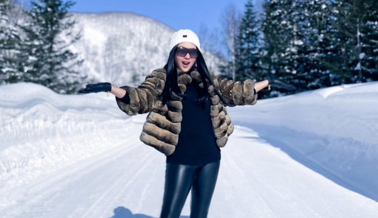Berlibur ke daerah bersalju dengan udara yang dingin, Syahrini pun memilih untuk mengenakan mantel bulu yang tebal. Meski demikian, wanita kelahiran 1 Agustus 1982 ini tetap nampak stylish. (Liputan6.com/IG/princessyahrini)
