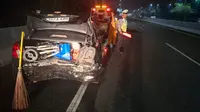 Mobil Chevrolet rusak parah di bagian belakang setelah ditabrak mobil BYD di Tol Sedyatmo, Jakarta Utara. Pengemudi mobil BYD melarikan diri usai terlibat kecelakaan. (Foto: Istimewa)