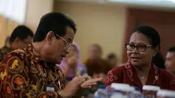 Menteri Yohana berbincang dengan Kepala BPS Suryamin saat menghadiri acara MoU kerjasama antara Kemen PPPA dengan BPS di Kantor Kemen PPPA, Jakarta, Jumat (22/5/2015). (Liputan6.com/Faizal Fanani)