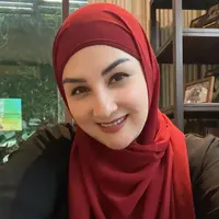 Mona Ratuliu berhijab (Instagram/monaratuliu)