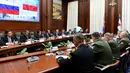 Menhan RI Ryamizard Ryacudu memimpin delegasi Kementerian Pertahanan RI (kiri) bertemu Kementerian Pertahanan Rusia saat bilateral meeting di Kantor Pusat Kemenhan Rusia, Znamenka Ulitsa Moscow, Rabu (6/2). (Liputan6.com/HO/Puskom Kemhan)