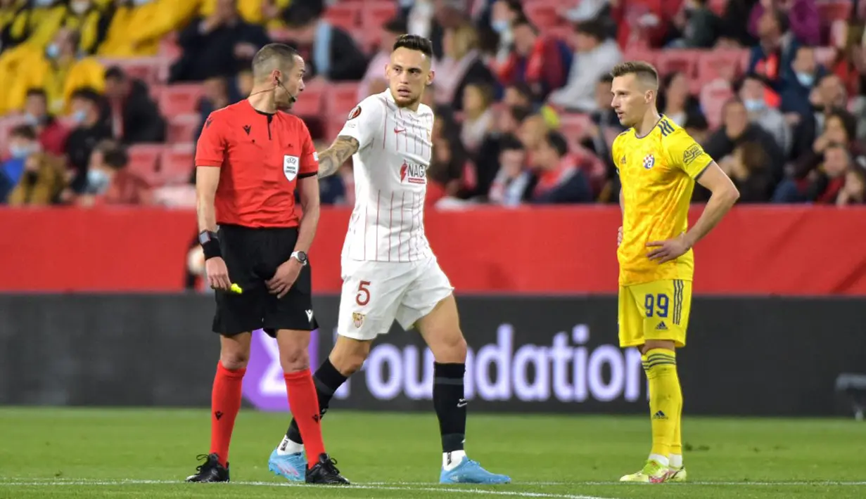 Pemain Sevilla Lucas Ocampos (tengah) bereaksi saat melawan Dinamo Zagreb pada pertandingan sepak bola Liga Europa di Stadion Ramon Sanchez Pizjuan, Seville, Spanyol, 17 Februari 2022. Sevilla menang 3-1. (CRISTINA QUICLER/AFP)
