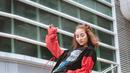 Selain tampil feminim, Naomi juga cocok banget tampil dengan gaya boyish. Padu padan oversized jacket, jeans, dan sneakers membuatnya kece. (Liputan6.com/IG/naonomnom)